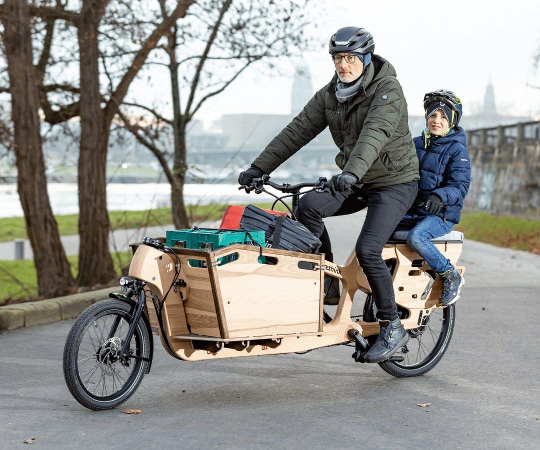 Vater und Kind auf dem Lastenrad